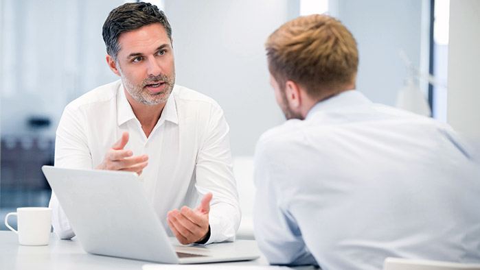 Zwei Businessmänner unterhalten sich in einer Besprechung
