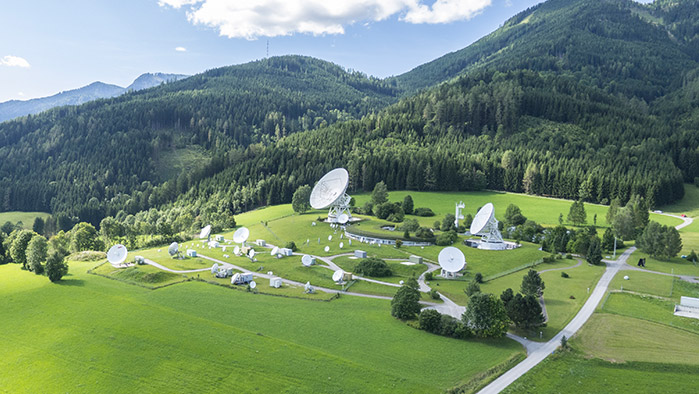 Landschaftsbild von Aflenz, Steiermark auf dem viele Satelliten in unterschiedlicher Größe zu sehen sind