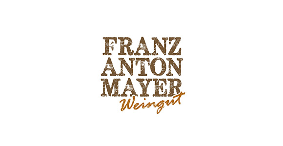 Schriftzug Franz Anton Mayer Weingut auf weißem Hintergrund