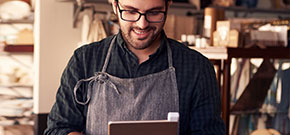 Mann sieht auf Werkstatt auf Tablet